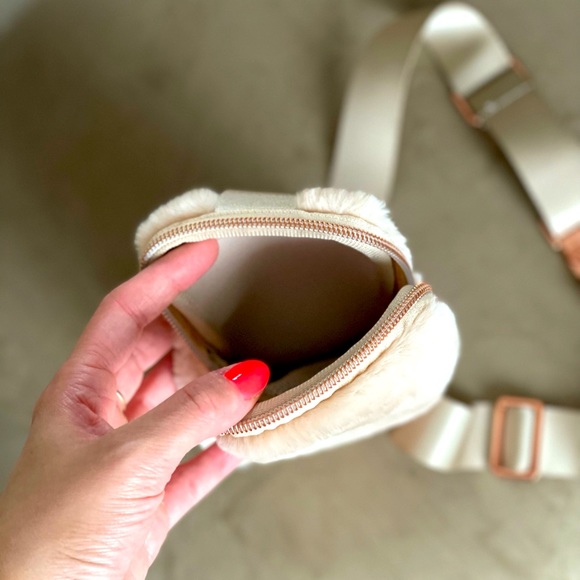 FLUFFY BELT BAG 🤍 - Picture 3 of 4